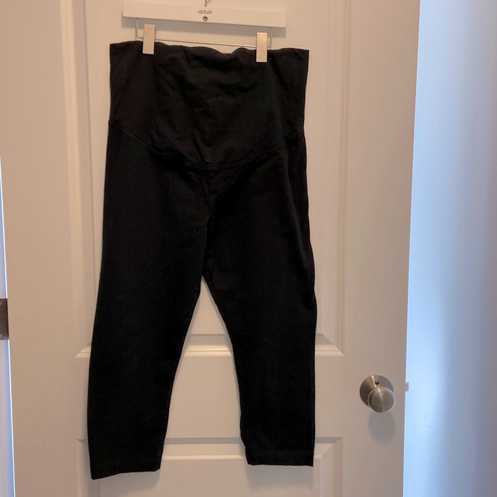 Old Navy maternity cropped leggings